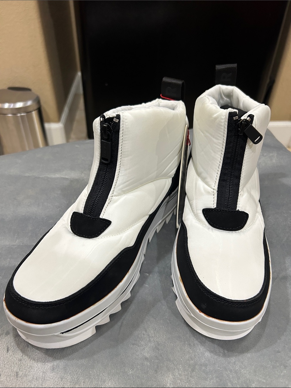 PAJAR - GALA White and Black Front-Zip Platform Ankle Boots
